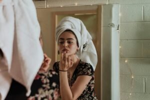 Routine beauté express : Nos astuces pour rayonner même en manque de sommeil