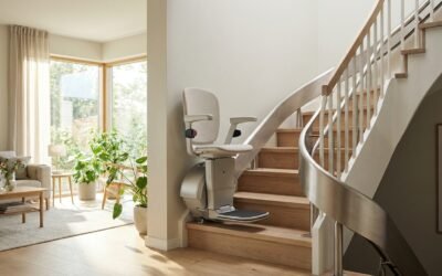 Monte-escalier moderne sur un escalier tournant, maison lumineuse