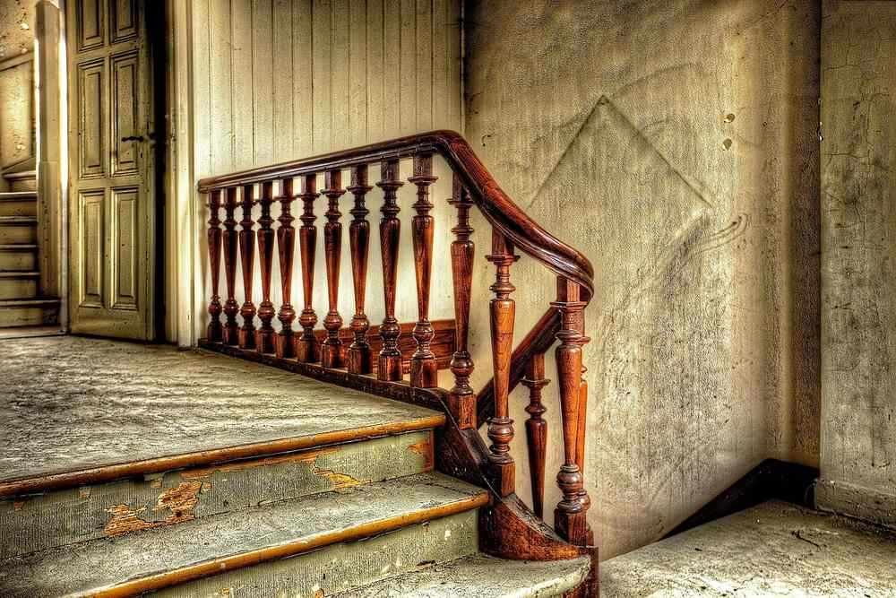 Escalier avec rampe en bois et mur en béton Escalier avec rampe en bois et mur en béton