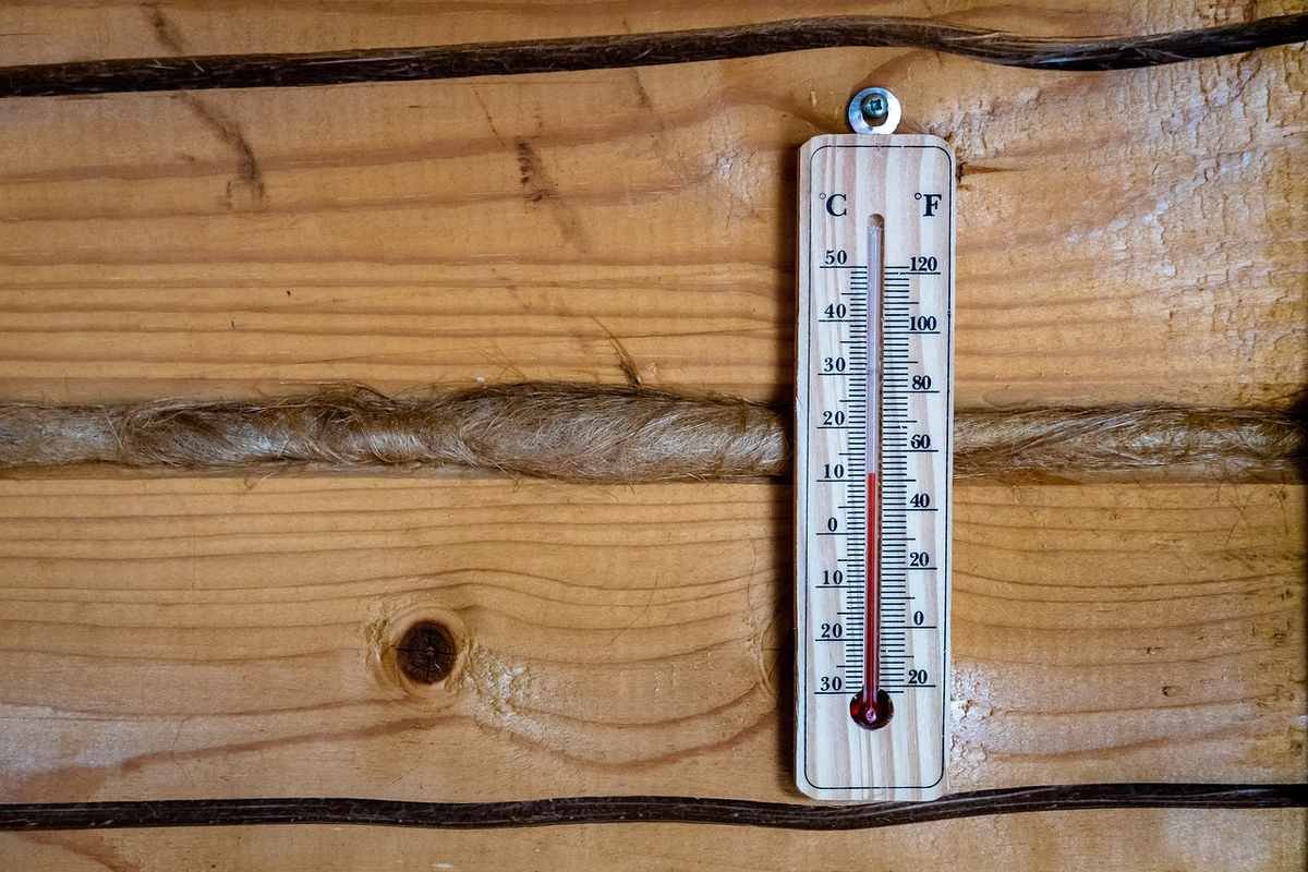 Thermomètre en bois affichant une température de 20 degrés Celsius Thermomètre en bois affichant une température de 20 degrés Celsius