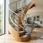 Monte-escalier moderne sur un escalier tournant, maison lumineuse